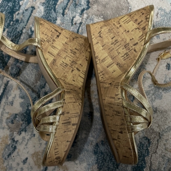 Jessica simpson gold wedges - Picture 3 of 4